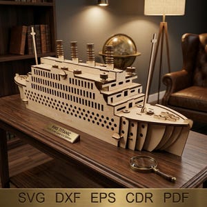 Può includere: Un modello in legno della RMS Titanic, edizione tagliata al laser, esposto su un tavolo in legno scuro. Il modello presenta dettagliati ritagli della struttura della nave, tra cui lo scafo, i ponti e i fumaioli. Una lente d'ingrandimento è vicina.