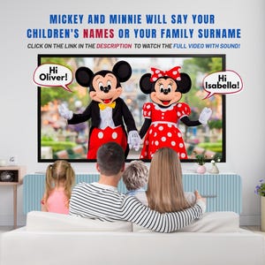 Op de afbeelding: Een gezin bekijkt een video met Mickey en Minnie Mouse op een groot scherm. De video toont Mickey en Minnie met tekstballonnen met de tekst "Hi Oliver!" en "Hi Isabella!". Bovenin staat de tekst "Mickey en Minnie zeggen de namen van uw kinderen of uw achternaam."