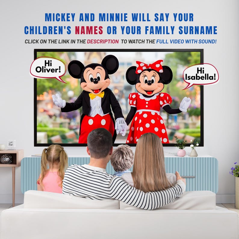 Op de afbeelding: Een gezin bekijkt een video met Mickey en Minnie Mouse op een groot scherm. De video toont Mickey en Minnie met tekstballonnen met de tekst "Hi Oliver!" en "Hi Isabella!". Bovenin staat de tekst "Mickey en Minnie zeggen de namen van uw kinderen of uw achternaam."