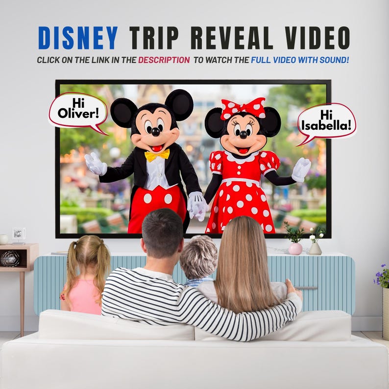 Op de afbeelding: Een gezin bekijkt een Disney-reisvideo op een scherm. Mickey en Minnie Mouse zijn te zien. Spraakbubbels zeggen "Hi Oliver!" en "Hi Isabella!". De titel van de video is "DISNEY TRIP REVEAL VIDEO".