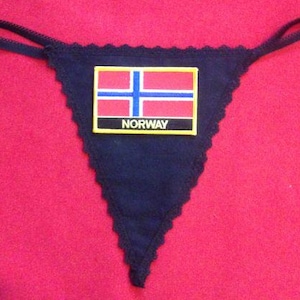 Puede incluir: Lingerie de encaje negro con un parche de la bandera noruega roja, blanca y azul que dice "NORWAY".