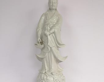 Porcelana Dehua en blanco de China, Guanyin de pie con una cesta de pescado, período de la República, década de 1930