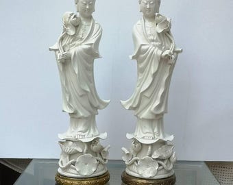 Pareja antigua de figuras chinas de Guanyin en blanco de China montadas como lámparas, principios del siglo XX