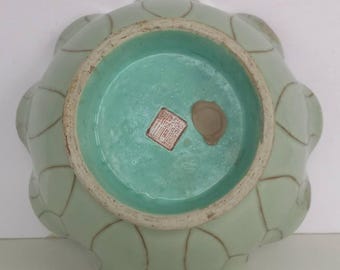 Cuenco de porcelana lobulada de celadón de la dinastía Qing con marca de sello y sello de cera aduanero, período Daoguang