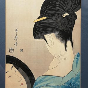 Dopo Kitagawa Utamaro (1754–1806, Okita della casa da tè di Naniwaya che si ammira in una xilografia a specchio, periodo Shōwa circa anni '70