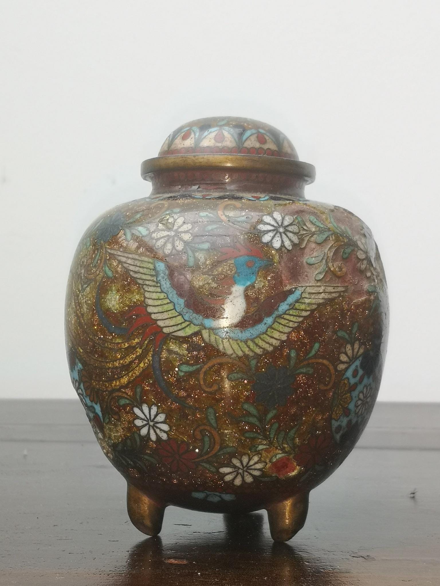 明治時代の日本の小さな七宝焼きの花瓶と香炉、鳳凰と菊で装飾、19