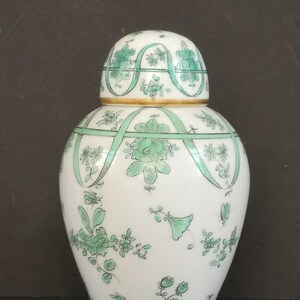 French Samson, Edmé et Cie Porcelain Lidded Jar In The Style Of Chinese Export Porcelain, 19th Century