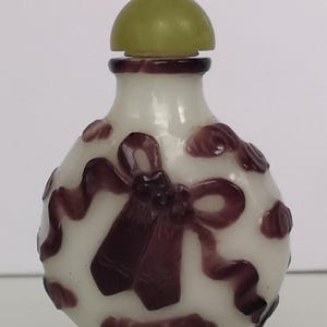 19th Century Chinese Purple Overlay Milky- White Glass &#39;Ceremonial Jar&#39; Snuff Bottle,