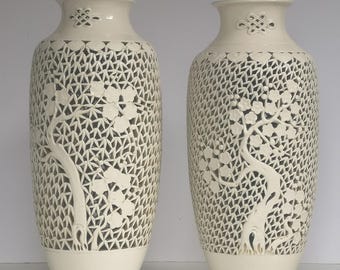 Jarrones antiguos de porcelana china Blanc de Chine, antiguamente montados como lámparas, alrededor de la década de 1910