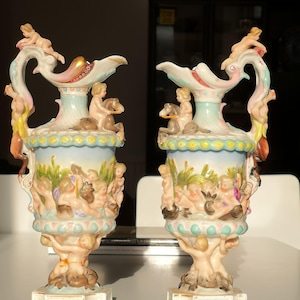 Par de vasos de jarro mitológicos pintados à mão em majólica alemã Sitzendorfer, por volta de 1884