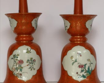 Par de castiçais/queimadores de incenso chineses da família Rose da Dinastia Qing, por volta de 1880