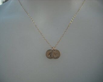 Personnalisé, Double main estampillée disque initial pendentif - or 14K rempli de métal
