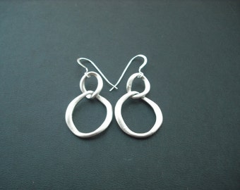 double curb link earrings - matte white gold plated
