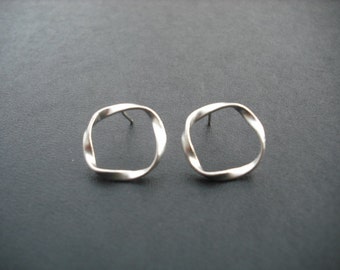 twisted circle stud earrings - matte white gold plated