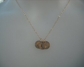 Personnalisé, collier pendentif disque initial en Triple main estampillée - rempli d'or 14K métal