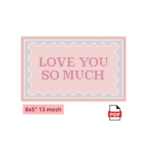 Puede incluir: Un patrón de punto de cruz rectangular con el texto LOVE YOU SO MUCH en letras rosas sobre un fondo rosa claro, con un borde festoneado en azul claro y blanco. El diseño incluye una etiqueta que indica 20x13 cm 13 mesh y un icono PDF.