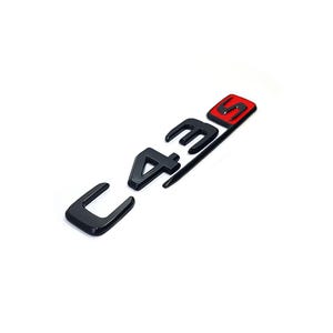 Könnte beinhalten: Schwarzes Plastiketikett mit den Buchstaben "C 43 S" im 3D-Stil. Das "S" ist rot.