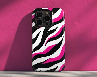 Puede incluir: Funda de teléfono con diseño de rayas de cebra en negro, blanco y rosa. La funda tiene un acabado brillante y un módulo de cámara negro. El diseño presenta rayas audaces y onduladas en negro, blanco y rosa brillante.