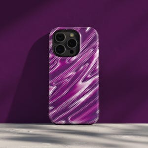 Puede incluir: Una funda morada para smartphone con un diseño diagonal y abstracto en tonos morados y blancos. La funda tiene un acabado brillante y un recorte para la cámara. El fondo es de color morado oscuro.