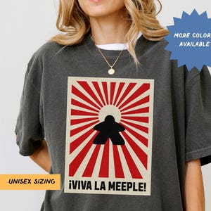 Maglietta divertente Carcassonne, maglietta Meeple, lunga vita alla maglietta Meeple, regalo per fan di Carcassonne, regalo per fan dei giochi da tavolo, maglietta Carcassone, maglietta unisex