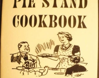 Puede incluir: Una portada de libro de cocina vintage con una ilustración en blanco y negro de personas haciendo una tarta. El título es "The Country Roadside Pie Stand Cookbook". El texto dice "A treasury of pie crusts and pie fillings such as the world has never seen before!"