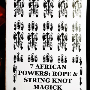 Puede incluir: Ilustraciones en blanco y negro de nudos y símbolos sobre un fondo blanco. El texto "7 AFRICAN POWERS: ROPE & STRING KNOT MAGIC" está impreso debajo de las ilustraciones. El texto "S. ROB" está impreso debajo del título.