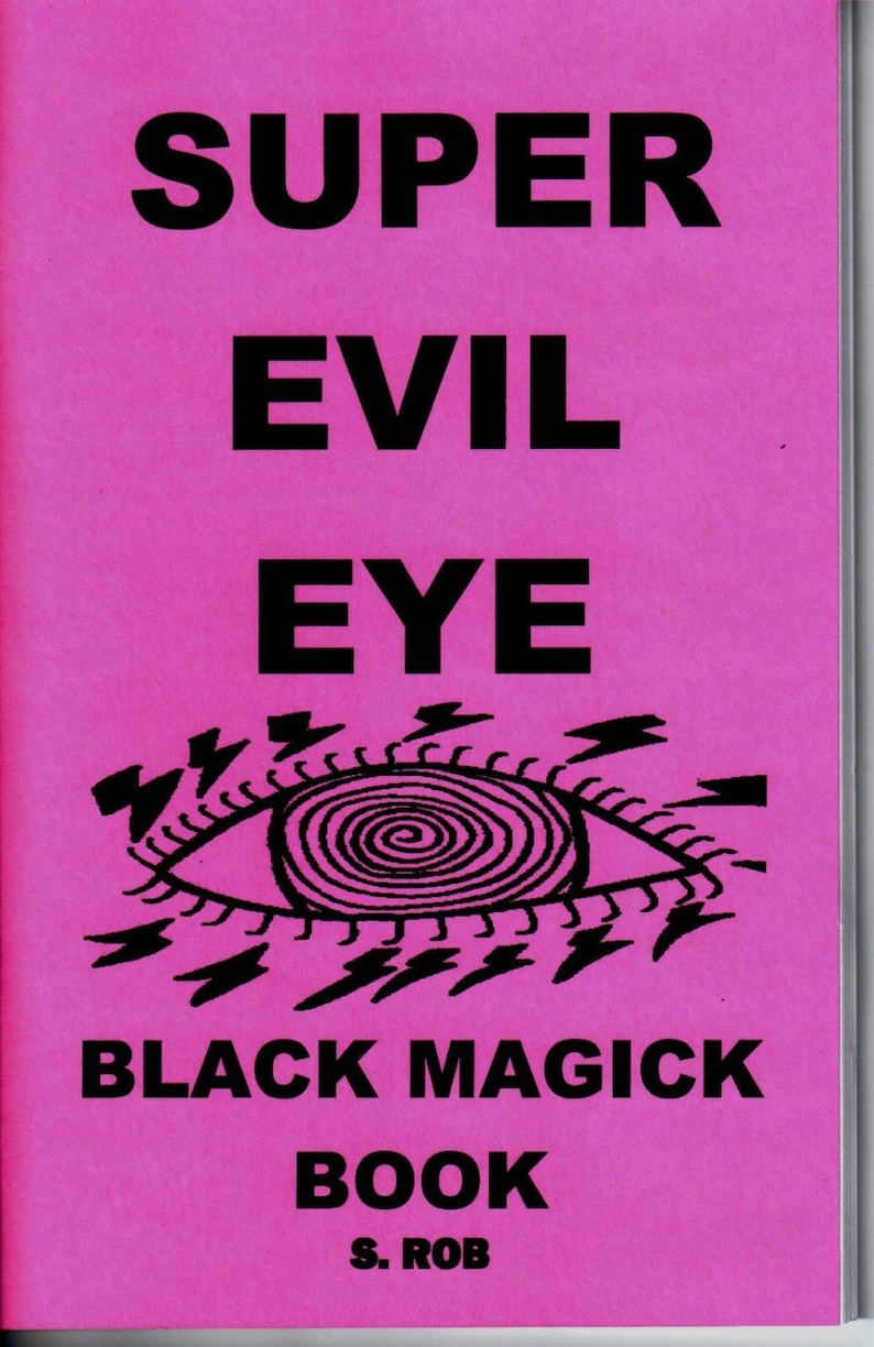 Może przedstawiać: R&oacute;żowa okładka książki z napisem "SUPER EVIL EYE" dużymi czarnymi literami. Poniżej czarno-biała ilustracja oka ze spiralną tęcz&oacute;wką i błyskawicami. Tekst "BLACK MAGICK BOOK" znajduje się pod okiem, z nazwiskiem autora, "S. ROB", na dole.