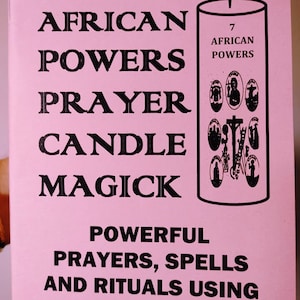 Op de afbeelding: Een roze boekje met de titel "Seven African Powers Prayer Candle Magick" met een zwart-witte illustratie van een kaars met zeven symbolen. De tekst luidt "Powerful Prayers, Spells and Rituals Using a Common 7 Day Prayer Candle."