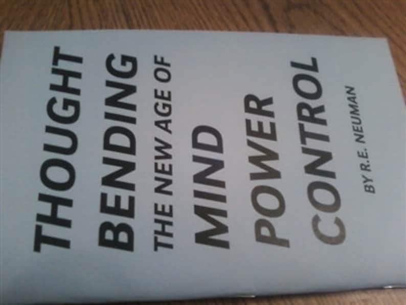 Może przedstawiać: Niebieska książka z tytułem "Thought Bending The New Age of Mind Power Control" autorstwa R.E. Neuman.