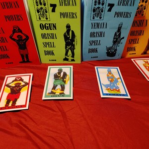 Pode incluir: Sete livros de feiti&ccedil;os dos poderes africanos com capas e ilustra&ccedil;&otilde;es coloridas. Os livros s&atilde;o intitulados "Eleggua Orisha Spell Book", "Ogun Orisha Spell Book", "Yemanya Orisha Spell Book" e "Oshun Orisha Spell Book".