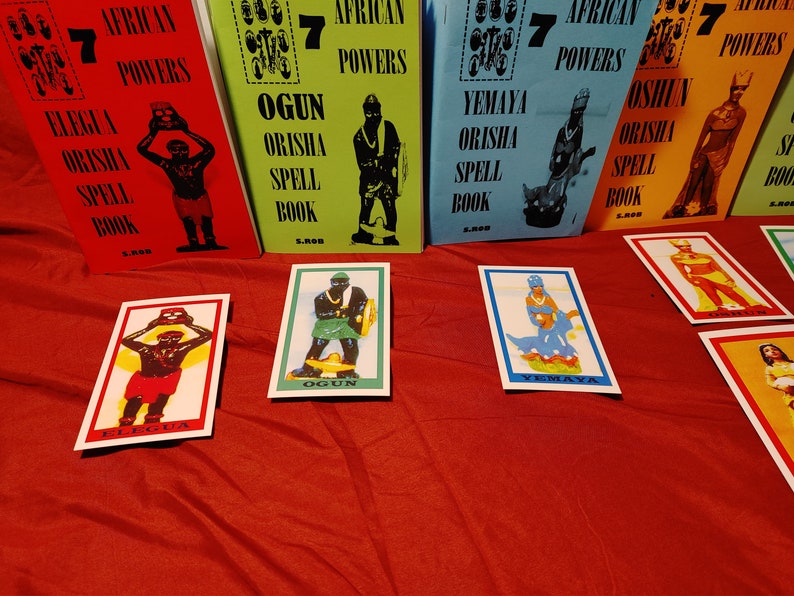 Pode incluir: Sete livros de feiti&ccedil;os dos poderes africanos com capas e ilustra&ccedil;&otilde;es coloridas. Os livros s&atilde;o intitulados "Eleggua Orisha Spell Book", "Ogun Orisha Spell Book", "Yemanya Orisha Spell Book" e "Oshun Orisha Spell Book".