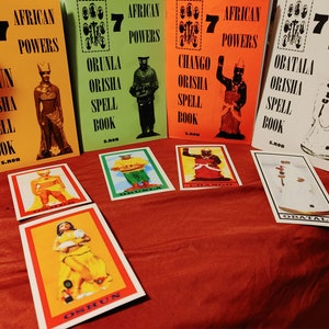 Pode incluir: Sete livros coloridos intitulados "African Powers" com os nomes de diferentes divindades Orisha na capa. Cada livro tem uma imagem do Orisha. H&aacute; tamb&eacute;m sete cartas com imagens do Orisha.