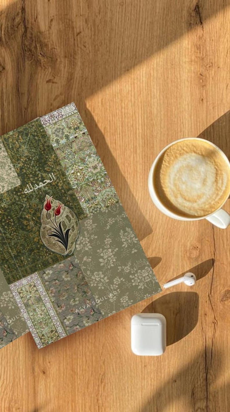 Pu&ograve; includere: Un taccuino con il testo arabo "الحمد لله" e un motivo floreale, accanto a una tazza di caff&egrave; e un paio di auricolari wireless bianchi e una custodia di ricarica. Il taccuino ha un motivo floreale verde.