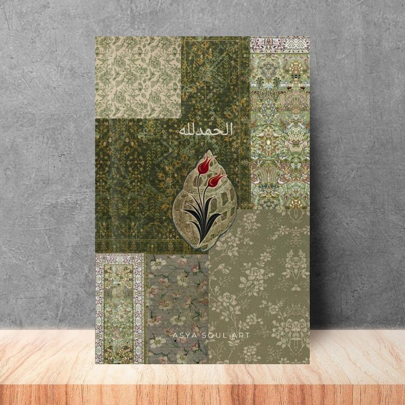 Pu&ograve; includere: Stampa artistica decorativa con un collage di motivi floreali verdi e beige. Il design centrale presenta una conchiglia stilizzata con tulipani rossi e testo arabo.