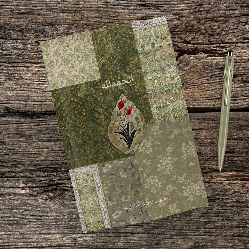 Pu&ograve; includere: Un diario decorativo con un design patchwork nei toni del verde e beige, con motivi floreali e decorativi. La copertina include testo arabo e un emblema floreale stilizzato con tulipani rossi. Una penna d'argento &egrave; appoggiata accanto al diario.