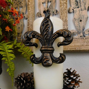 Broche de vela con forma de flor de lis / ELIGE TU COLOR / Broches de vela ornamentados, decoración con forma de flor de lis, decoración de mesa de entrada, joyería con velas, recuerdo de vela de bautismo