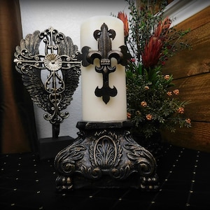 Stumpenkerzenhalter | WÄHLE DEINE FARBE | Kapital | Fleur de Lis Krone Alte Welt toskanisches königliches Wohndekor | FleurDeLisJunkie |