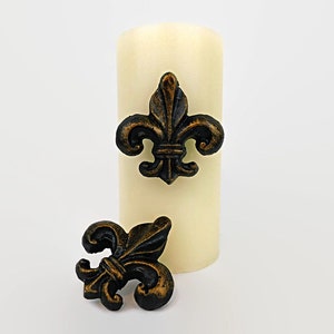 Set van 2 fleur de lis-kaarshouders voor zuilkaarsen | KIES JE KLEUR | Twee kaarshouders, decor Fleur de Lis, Candle Art, FleurDeLisJunkie