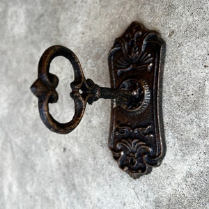 Skeleton Key Wall hook - PICK YOUR COLOR - bath towel hook, decorative hook, Victorian ornate hook, coat hook, shabby chic, Fleur de Lis