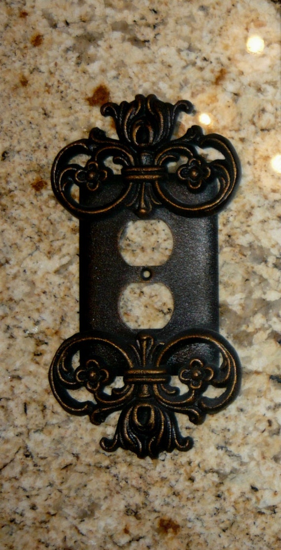 Cubierta De Enchufe De Pared Medieval Hecha A Mano - Estilo Viejo Mundo, Color Oro Antiguo, Aluminio/Metal