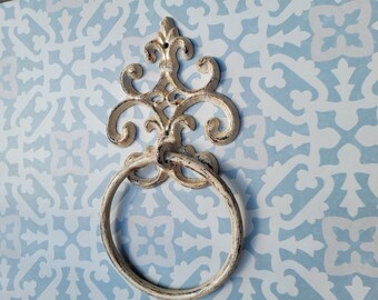 Porte-serviette à rouleau | Porte-serviettes Fleur de Lys | Porte-serviettes en fonte | Porte-serviettes blanc | Salle de bain shabby chic | Fleurdelisjunkie