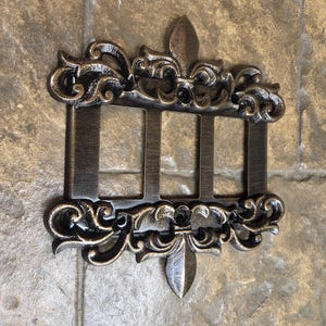 Fleur de Lis trippel vippströmbrytarplatta | 3-vägs vippströmbrytarskydd | Tre vippströmbrytarplatta | Vippströmbrytarskydd | Ljusströmbrytarskydd | Decora | original