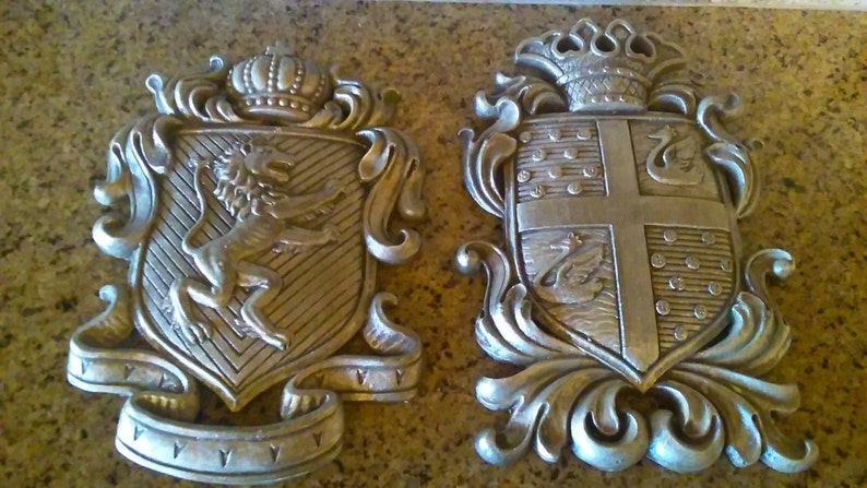 Каменная корона над гербом города. Исторические пуговицы Франции с короной и львами. Ornate shield