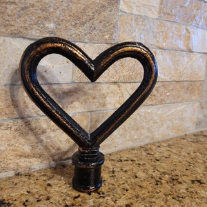 Puntale in ghisa a forma di cuore / Scegli il tuo colore / Puntale / San Valentino / Materiali per bricolage / Tappo decorativo per bottiglia FleurDeLisJunkie / NON FILETTATO