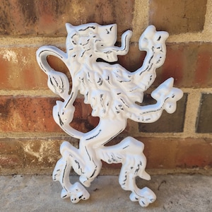 Wandbild Löwe | WÄHLE DEINE FARBE | Wanddeko aus Metall | Britannic Löwe | Mittelalter | Königlich | König | Königin | Schloss | FleurDeLisJunkie