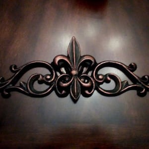Fleur De Lis-topper metaal - GRATIS VS VERZENDING - 15,5" muurplaat volant, oude wereld, TuTuscaMetal Art, kastbeslag, keuken, badkamer