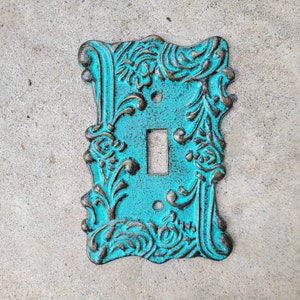 Enkele metalen tuimelschakelaarplaatafdekking, één tuimelschakelaarplaat, fleur de lis decor, antiek turkoois, boho. Boho Victoriaans