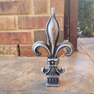 Pináculo de ferro fundido em forma de flor de lis | ESCOLHA SUA COR | Pináculo de topo de cerca | Decoração de mesa | Materiais para artesanato | Tampa de garrafa decorativa