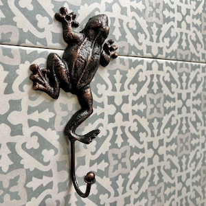 Frog Wall Hook | PICK YOUR COLOR | Cast Iron Wall coat Rack | Nature wall decor. Bathroom hardware Wall Hanger | FleurDeLisJunkie |