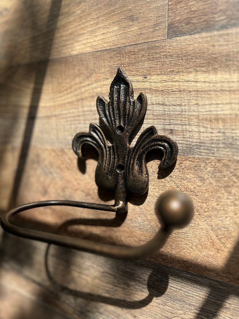 Fleur-de-Lis Toilet Paper Holder